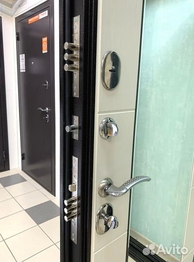 Входная дверь в квартиру металлическая