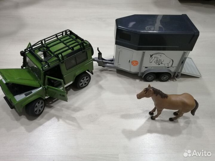 Bruder Внедорожник Land Rover с прицепом и лошадью