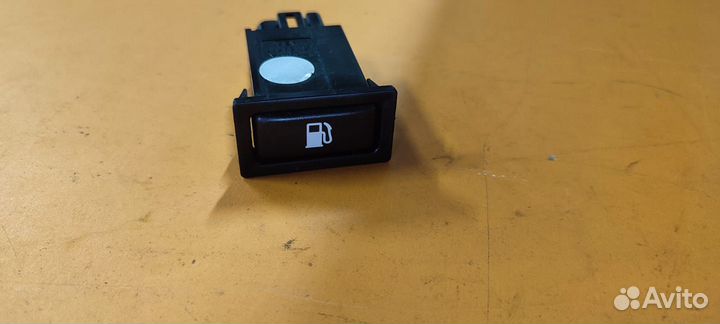Кнопка открытия лючка бензобака Toyota Avensis Т25