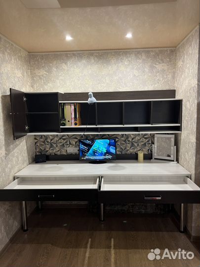 Стол и навесная полка