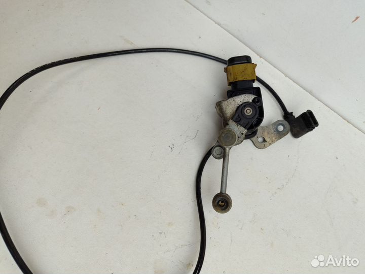 Датчик положения кузова mercedes w204