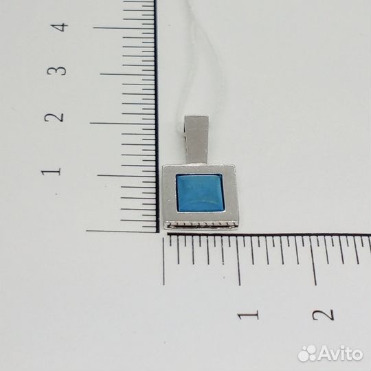 Золотая подвеска с камнем