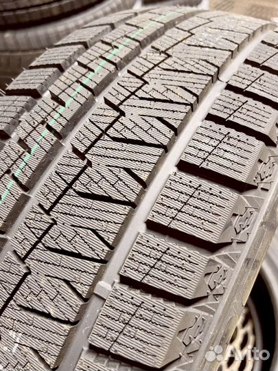 Kapsen SnowShoes AW33 235/45 R18 137U