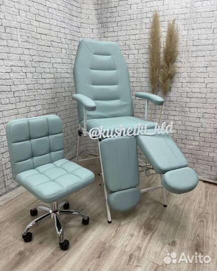 Педикюрное кресло - кушетка цвет пастель