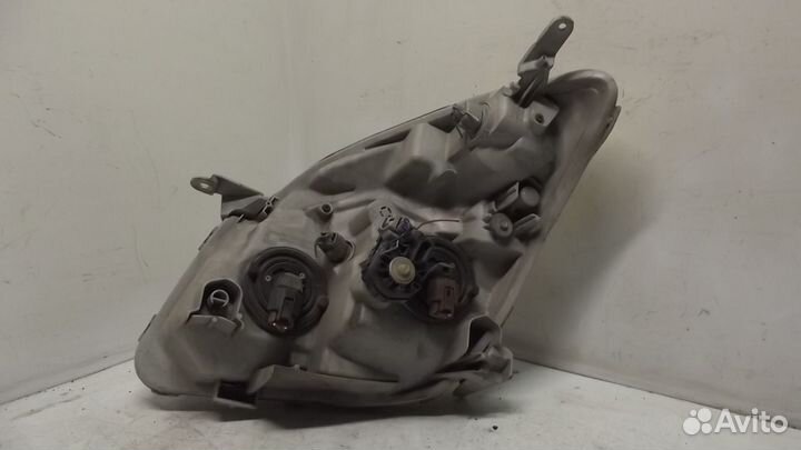 Фара передняя Toyota Corolla Verso E121 2002 год