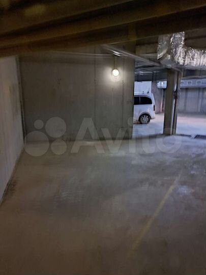 Машиноместо, > 30 м²