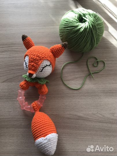 Вязанная погремушка грызунок ручной работы