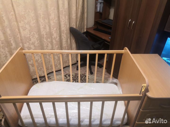 Детская кроватка с маятником и ящиком