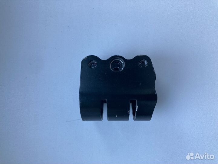 Зажим для трюкового самоката