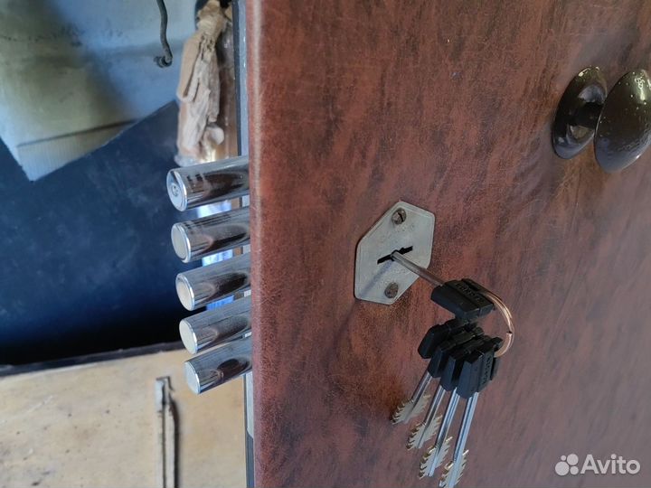 Дверь металлическая с замком