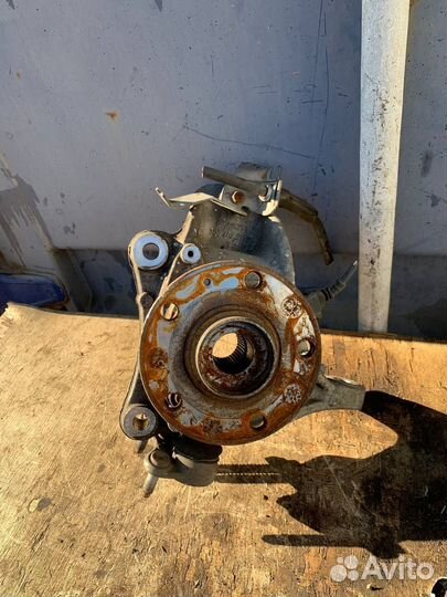 Кулак поворотный левый Volkswagen Passat B6 Б7 сс