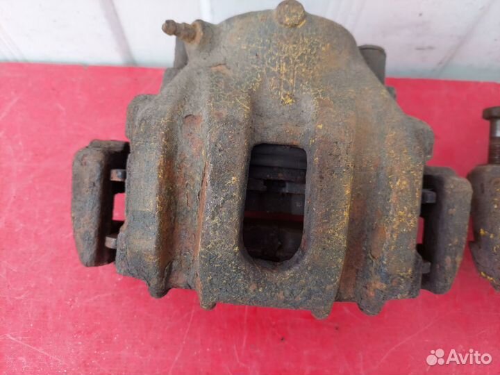 Тормозной суппорт передний BMW 7 E32