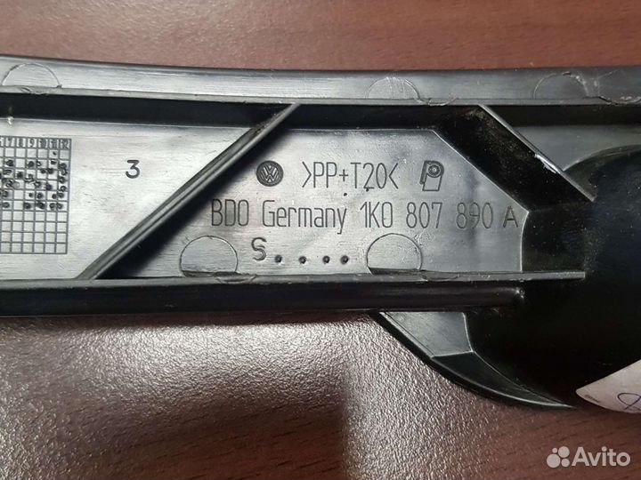 VW golf V (2004) Направляющая перед. бампера прав