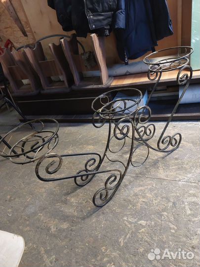 Подставка под цветы металлическая