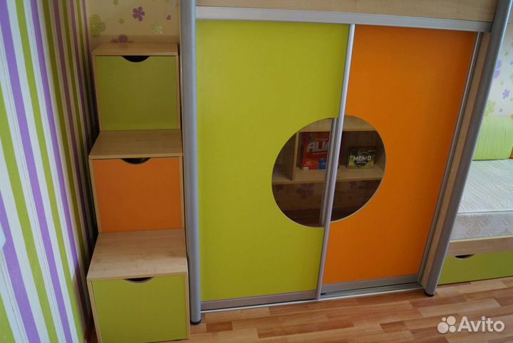 Кровать двухъярусная со шкафом