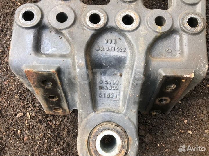 Кронштейн рессоры передней правой Mercedes-Benz