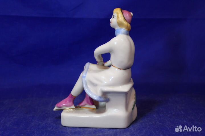 Фарфоровая статуэтка На катке Конькобежка Фигурист