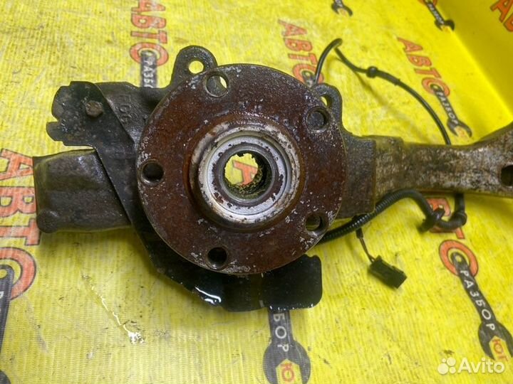 Поворотный кулак передний правый Volkswagen Passat