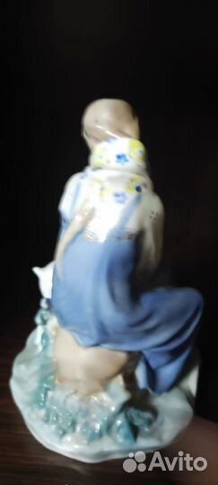 Фарфоровая статуэтка Алёнушка
