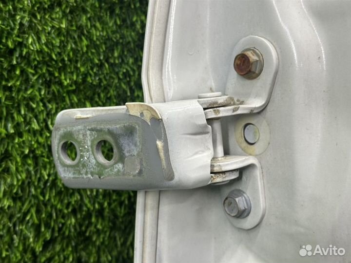 Петли двери передние правые Toyota Isis ZGM15
