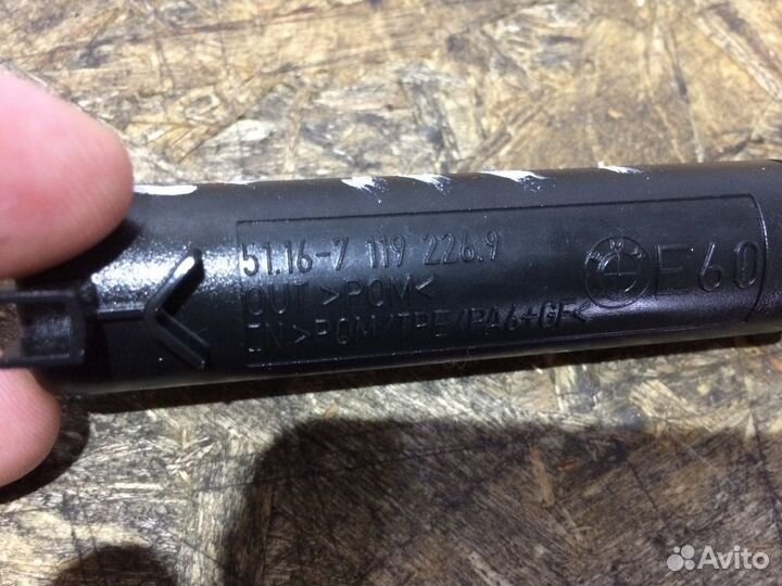 BMW E60 E61 Амортизатор бардачка с Японии