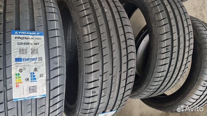 Triangle EffeXSport TH202 225/45 R19 96Y