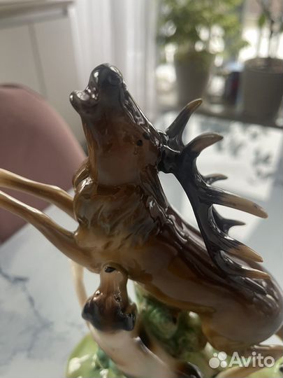 Охота на оленя фарфоровая статуэтка