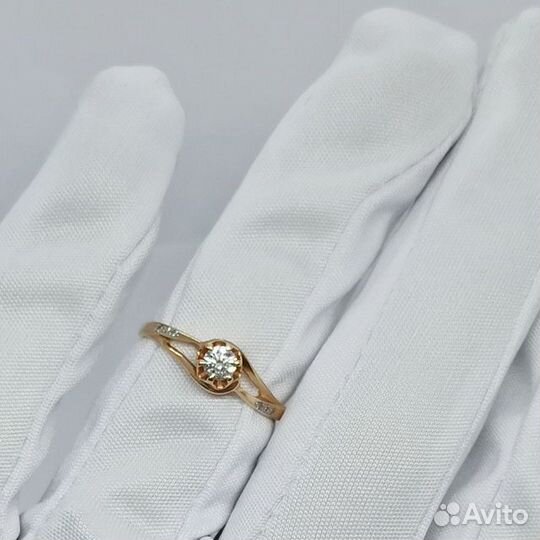 Кольцо с природным камнем Золото