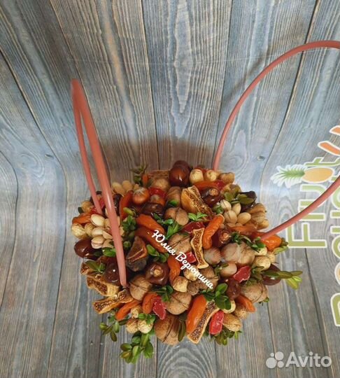 Букет из сухоцветов и орехов