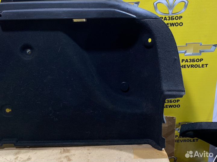 Правая обшивка багажника шевроле круз хетчбэк