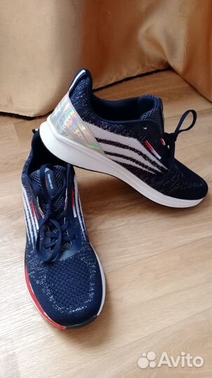 Новые кроссовки 44 размера