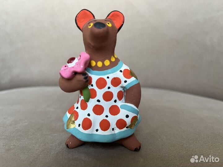 Дымковская глиняная игрушка «Медведица с цветком»