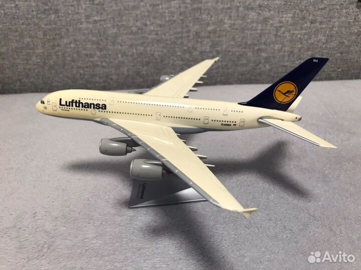 Модель самолета Lufthansa Airbus A380-800