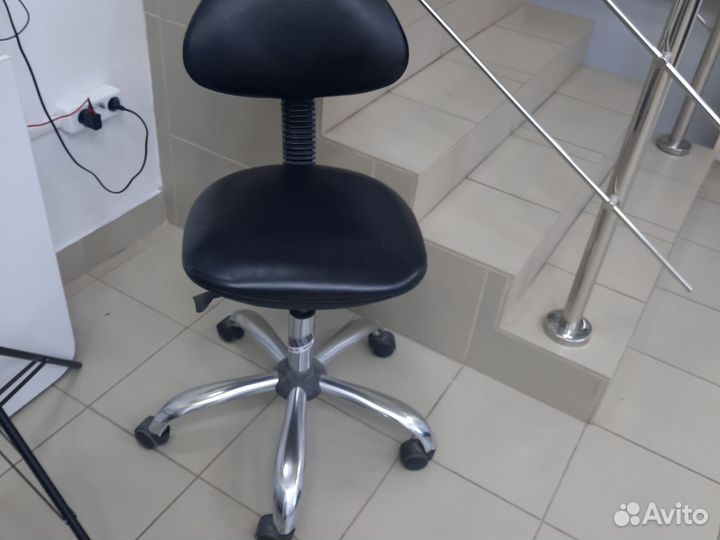Стул для мастера маникюра бу