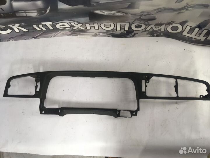 Рамка торпедо центральная Volkswagen Passat B4