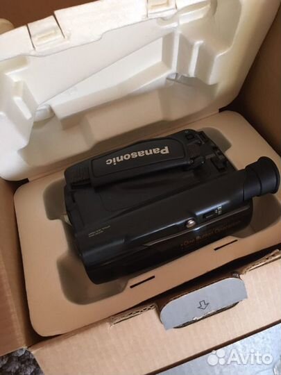 Адаптер видеокассеты в комплекте видеокамера