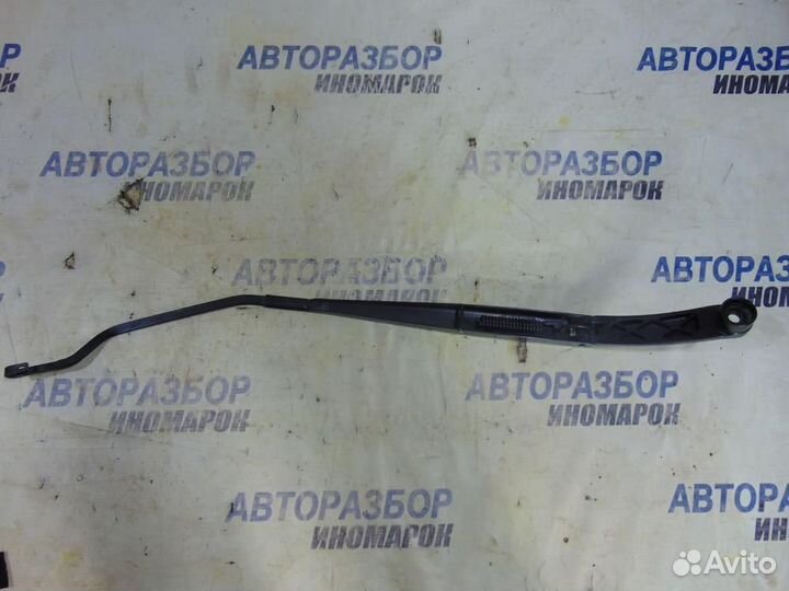 Держатель щетки стеклоочистителя передний правый