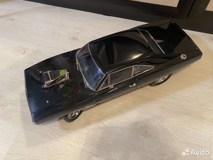 Модель автомобиля Dodge Charger 1:8