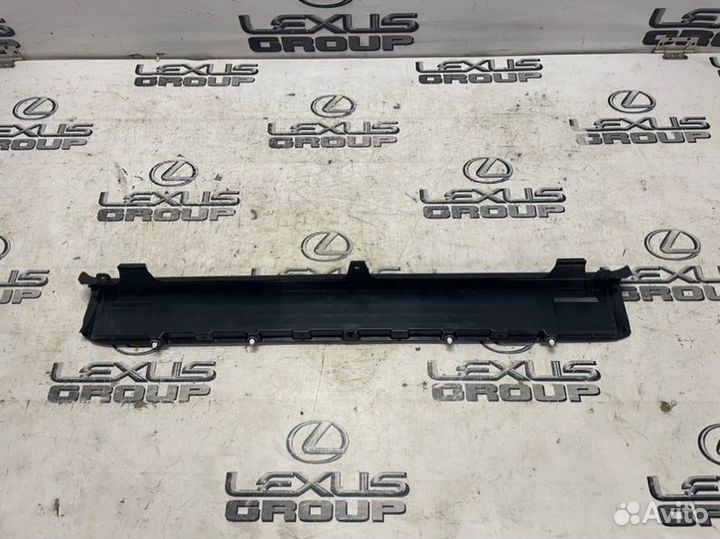 Накладка замка багажника зад. Toyota Land Cruiser