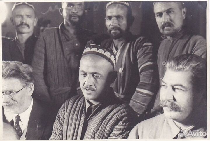 Сталин и Калинин в группе представителей азиатов