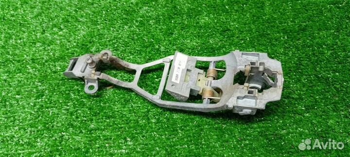 Кронштейн ручки левый VW Touareg 2002-2010