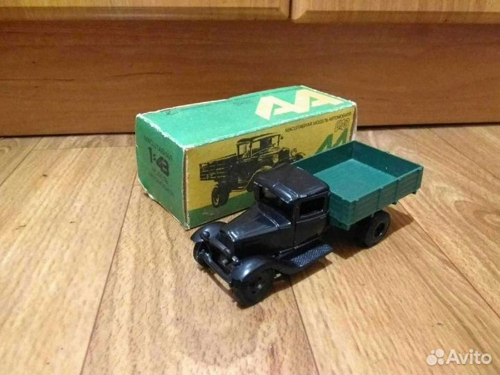 Модели автомобилей, шахматы и домино