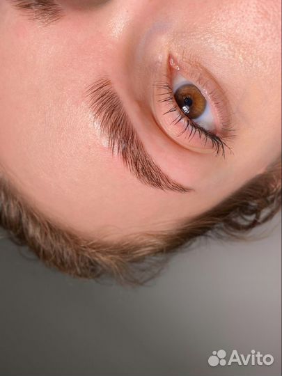 Модель на брови