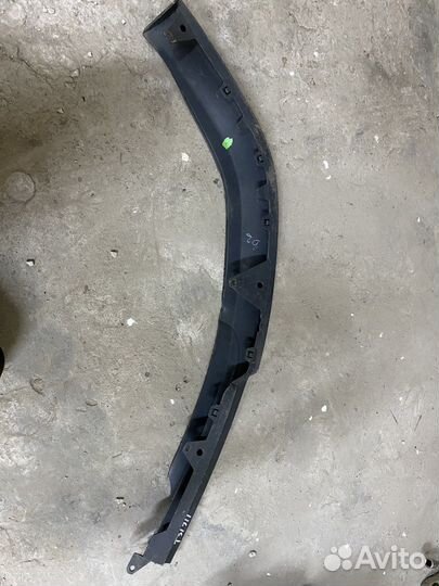 Нижний молдинг бампера тойота авенсис