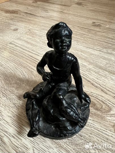 Статуэтка мальчик с голубями уэтм