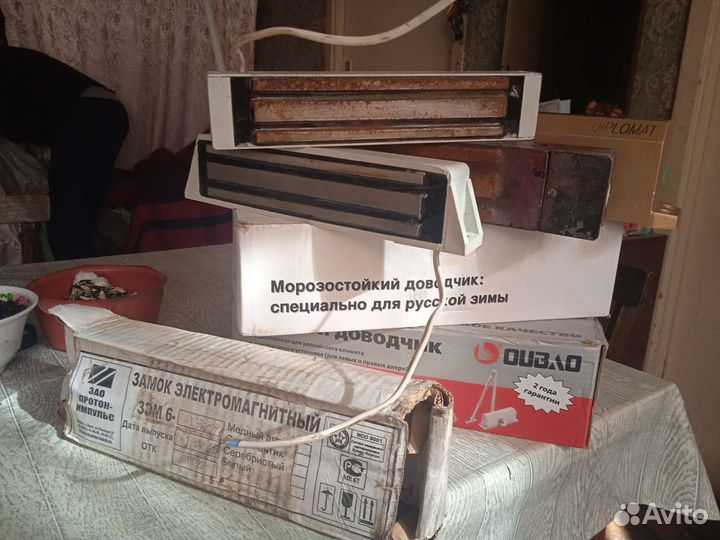 Доводчик и магнит дверной