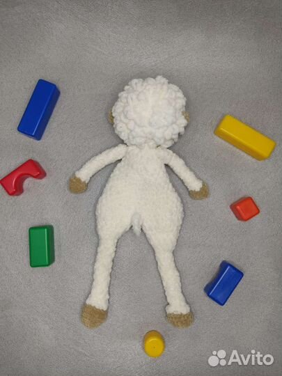 Вязанная игрушка плюшевая овечка