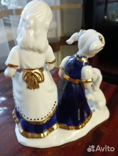 Статуэтка фарфор