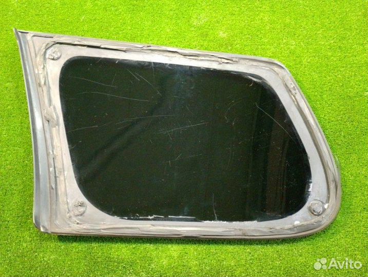 Стекло собачника правое Toyota Corolla Fielder