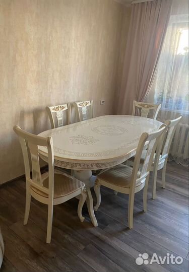 Столы и стулья